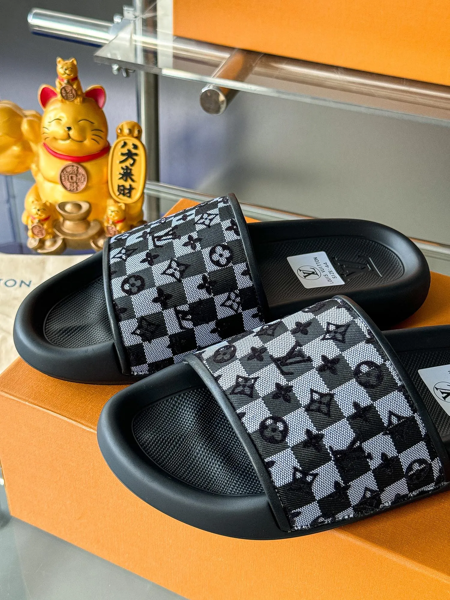 [L Home] P: 300💰 ▪️Shoe size: Women's 35-40 Men's 38-46▪️Packaging: Counter top quality~original packaging Louis Vuitton lv couple's monogram embossed slippers This season, Waterfront sandals return with a new look, and the upper buckle is embossed with Louis Vuitton's iconic Monogram pattern. Made of waterproof rubber with a comfortable and resilient insole. The lightweight, flexible outsole is embossed with the Louis Vuitton logo. Exquisitely packaged at the delivery counter 🛍📦 ▪️Fabric: Original molded rubber foam ▪️Sole: Original molded rubber foam outsole ▪️Sole thickness: 3CM.